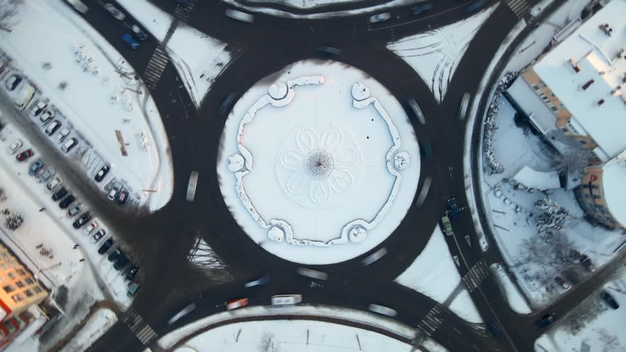 4k 공중 뷰의 순환 도로와 눈 인 원형 자동차 작은 유럽 도시 겨울 날, 속도를 높여