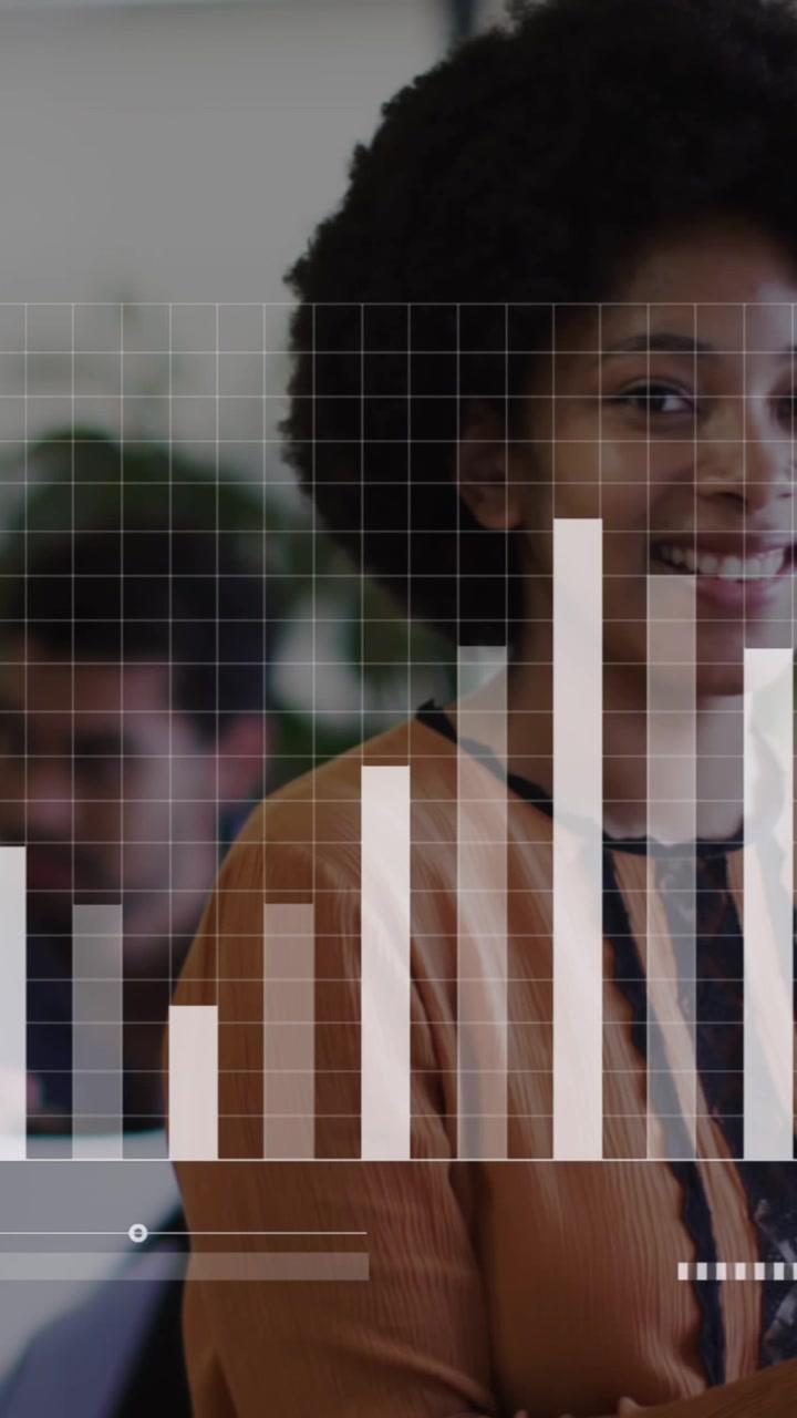 Animazione di elaborazione dati statistici con una felice donna afroamericana che usa un tablet in ufficio.