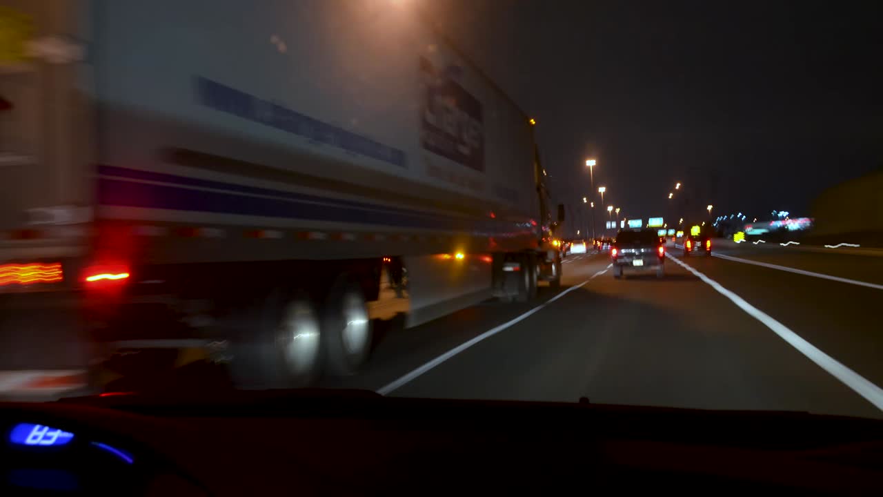 밤에 pov를 운전하는 저속 촬영 - 옆길과 고속도로