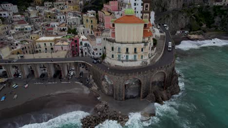 Coches-Circulando-Por-La-Carretera-Del-Acantilado-A-Lo-Largo-De-La-Hermosa-Costa-De-Amalfi,-Italia---Antena