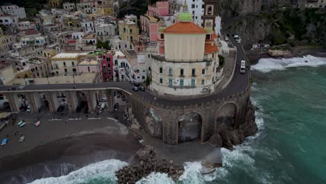 coches conduciendo en la carretera de los acantilados a lo largo de la hermosa costa de amalfi, italia - aérea