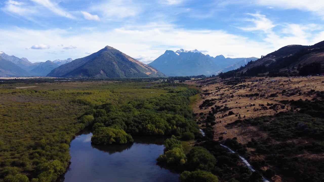 Ripresa aerea panoramica laterale di uno splendido paesaggio montano a Glenorchy, Nuova Zelanda