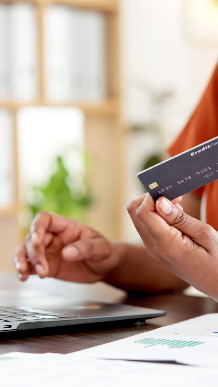 Primer plano de manos usando portátil y tarjeta de crédito para compras en línea
