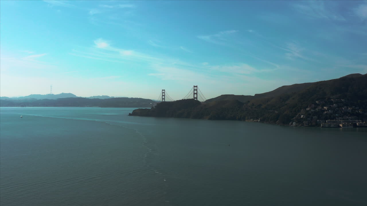 샌프란시스코 베이 지역 캘리포니아 미국의 아름다운 소살리토 도시에 항공 영상 도킹 보트