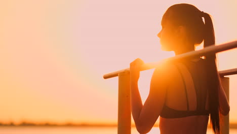el tema mujeres deportes y salud. hermosa mujer caucásica con cabello largo y rizado posando en el campo deportivo al aire libre sosteniendo hor. el tema mujer deportes y salud