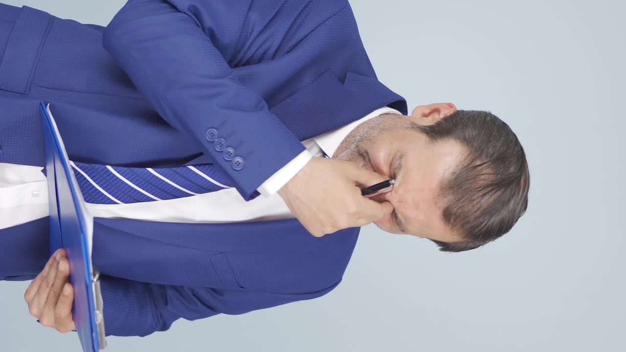 감성적인 사업가의 수직 비디오.