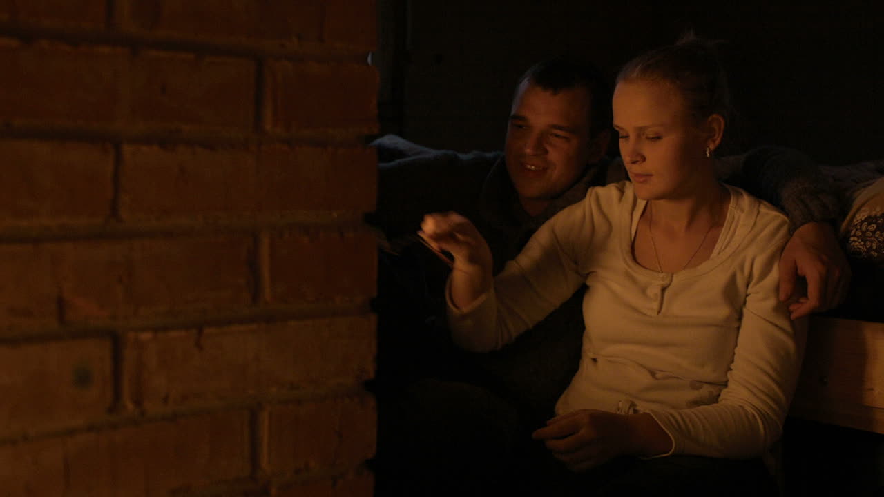 pareja calentándose cerca de la estufa