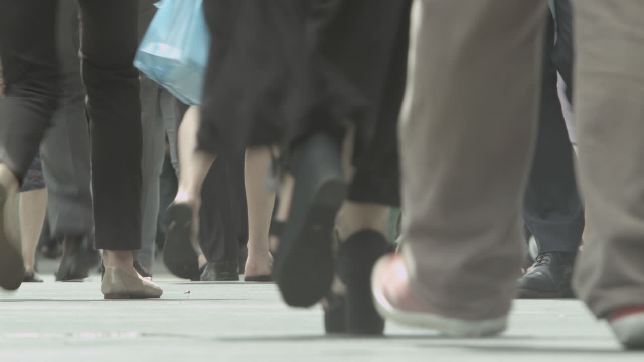 도시를 걷는 사람들의 발