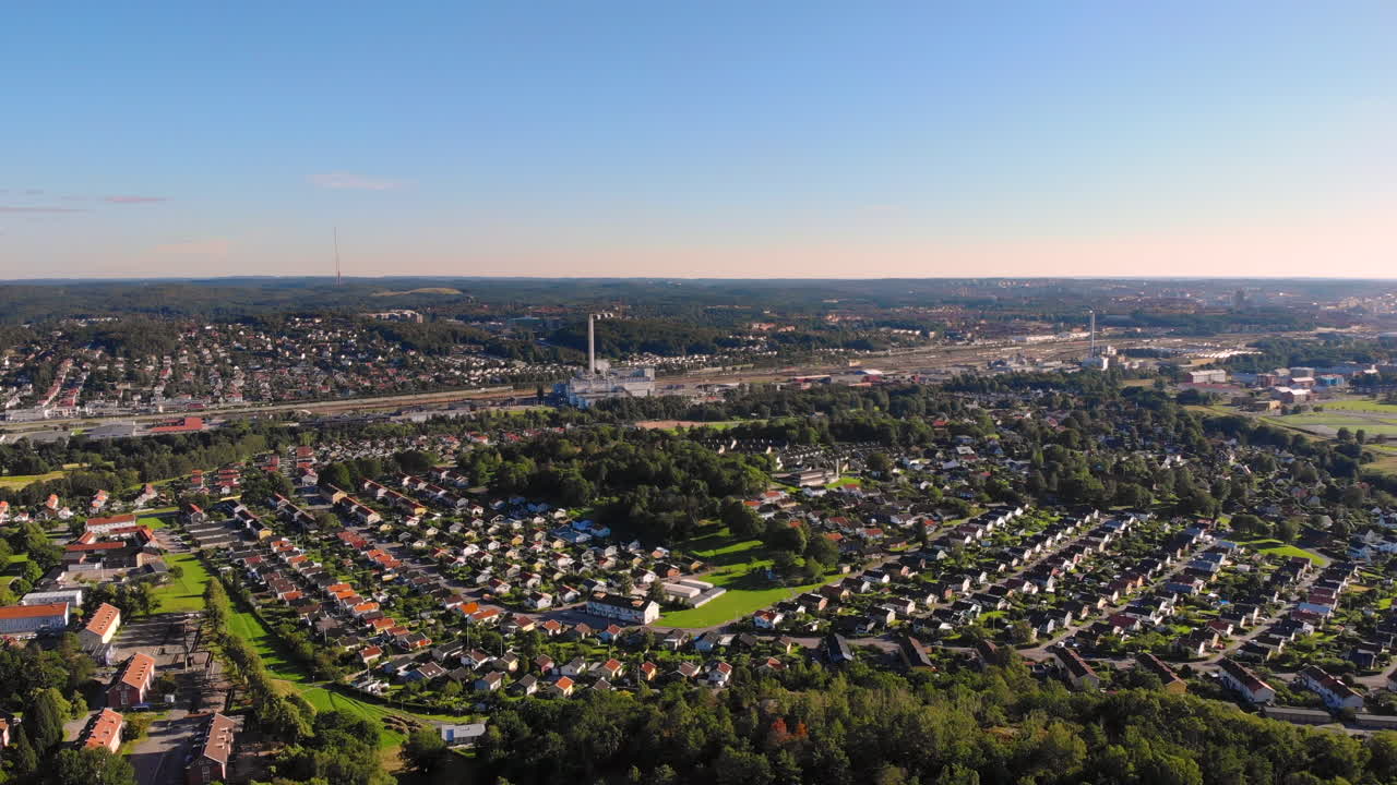 스웨덴 동부 예테보리 교외 지역의 공중 무인 항공기 전망, 일몰, 낮추기