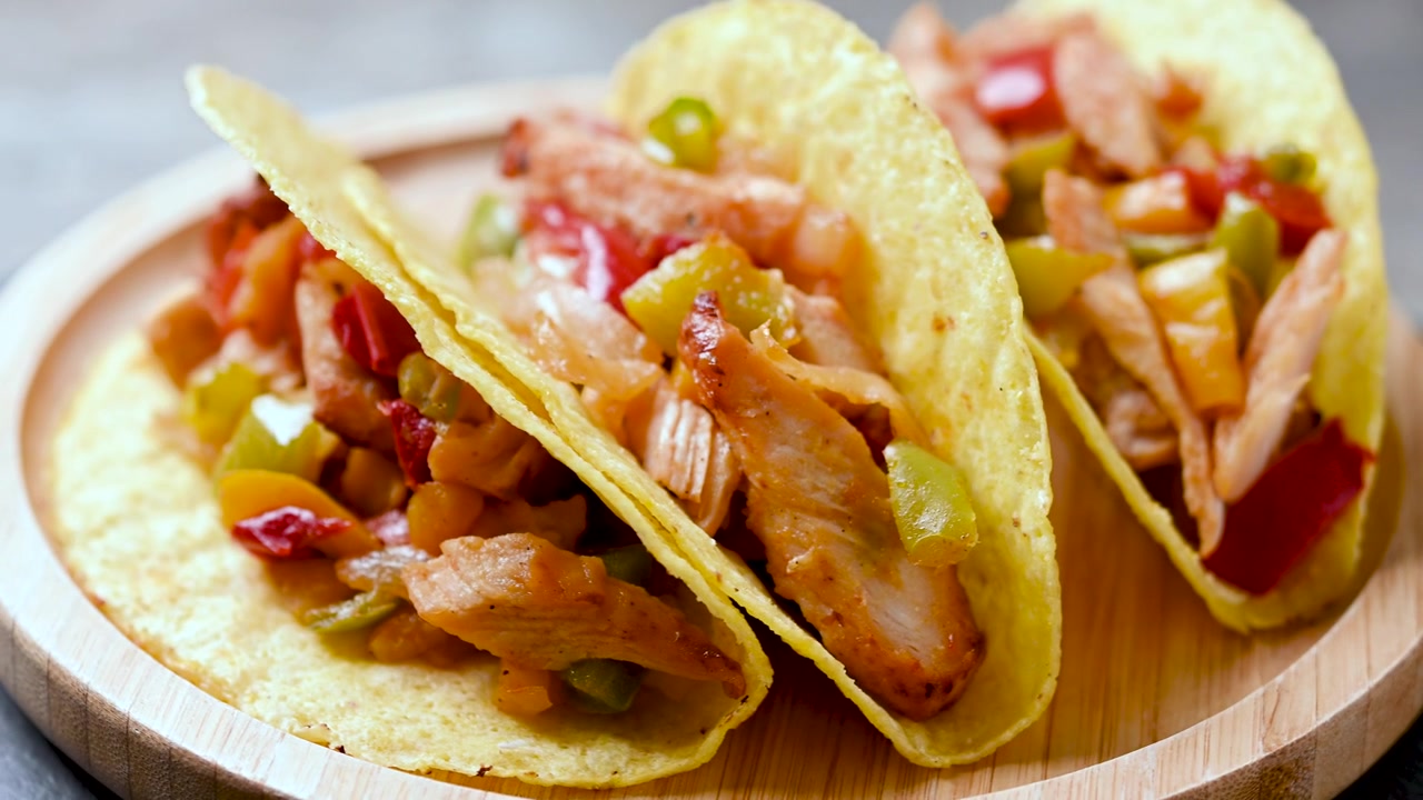 Mexicanske kyllingetacos med peberfrugter og løg