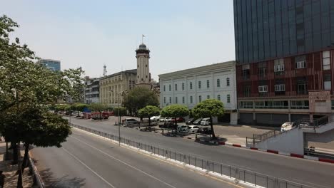 vista de una carretera de pagoda sule desierta en el centro de yangon myanmar