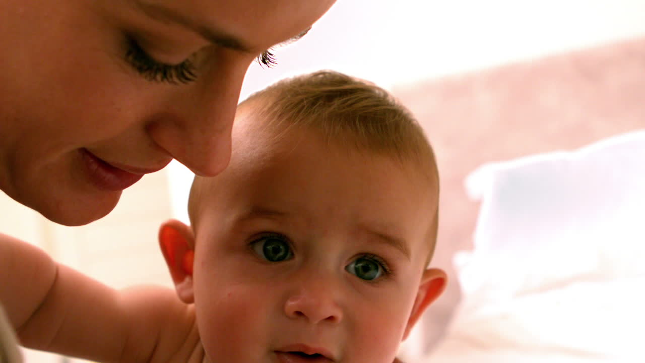 아기 를 안고 있는 어머니