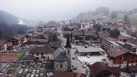 Pequeño-Pueblo-En-Los-Alpes-Franceses-Con-Rotonda-De-Tráfico-Y-Construcción-De-Carreteras