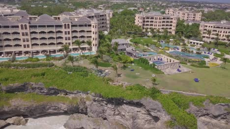 antena de la costa y hoteles de lujo en la isla caribeña de barbados