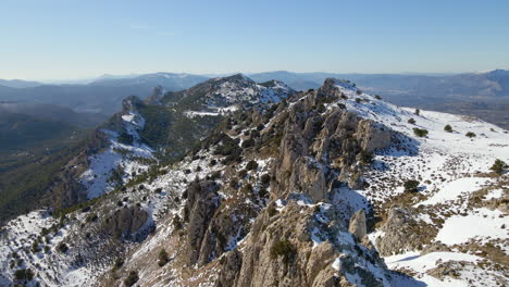 Vista-Aérea-De-Las-Montañas-Nevadas-De-La-Sierra-De-Serrella-En-Alicante,-España