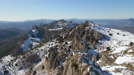 vista aérea de las montañas nevadas de la sierra de serrella en alicante, españa.
