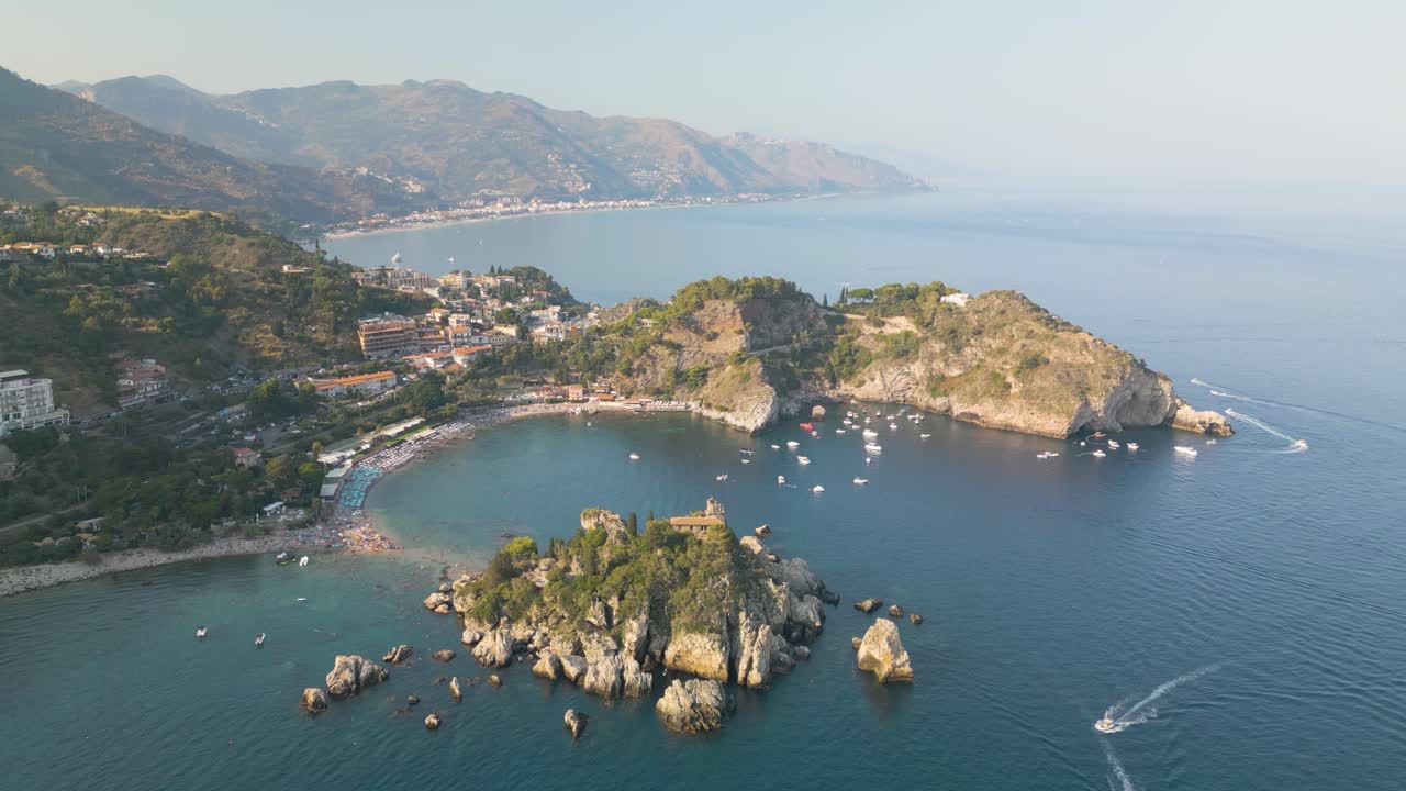Inquadratura cinematografica di ambientazione dell'Isola Bella a Taormina, Sicilia, Italia.