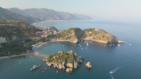 Cinematic-Establishing-Shot-of-Isola-Bella-in-Taormina,-Sicily,-Italy
