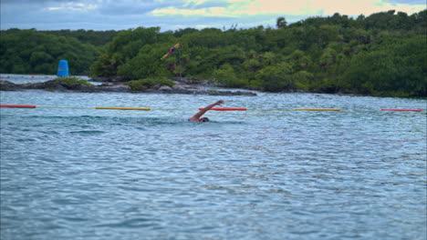 Cámara-Lenta-De-Un-Atleta-Nadador-Profesional-Compitiendo-En-Un-Triatlón-En-El-Mar