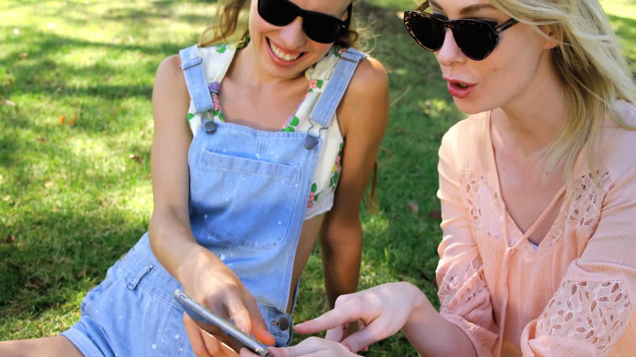 휴대전화를 찾는 스터 친구들