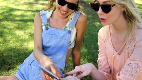 amigos hipsters en busca de un teléfono móvil