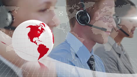 animación del globo y el mapa del mundo sobre personas de negocios que usan auriculares
