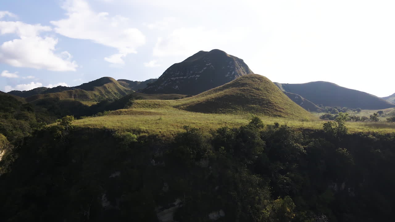 vuela rápido hacia colinas y montañas en la isla de sumba, indonesia