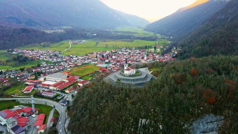 las imágenes aéreas de drones en 4k capturan la majestuosa iglesia de san antonio, kobarid, eslovenia.