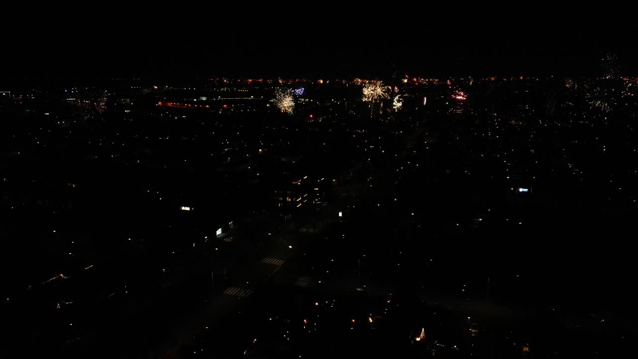 fuegos artificiales estallando por la noche celebrando el año nuevo