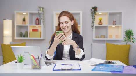 La-Mujer-Trabajadora-De-Oficina-En-Casa-Se-Mueve-Con-Sentimientos-De-Amor.