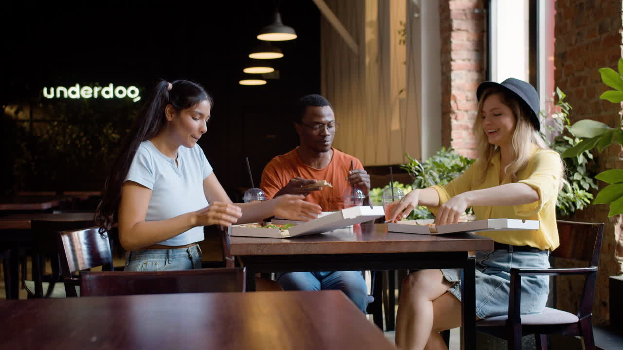 이탈리아 레스토랑의 사람들