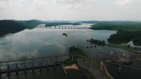 Vista-Aérea-De-Los-Senderos-Del-Río-Arkansas-Y-La-Planta-Hidroeléctrica-De-North-Little-Rock-En-North-Little-Rock,-Arkansas,-Estados-Unidos