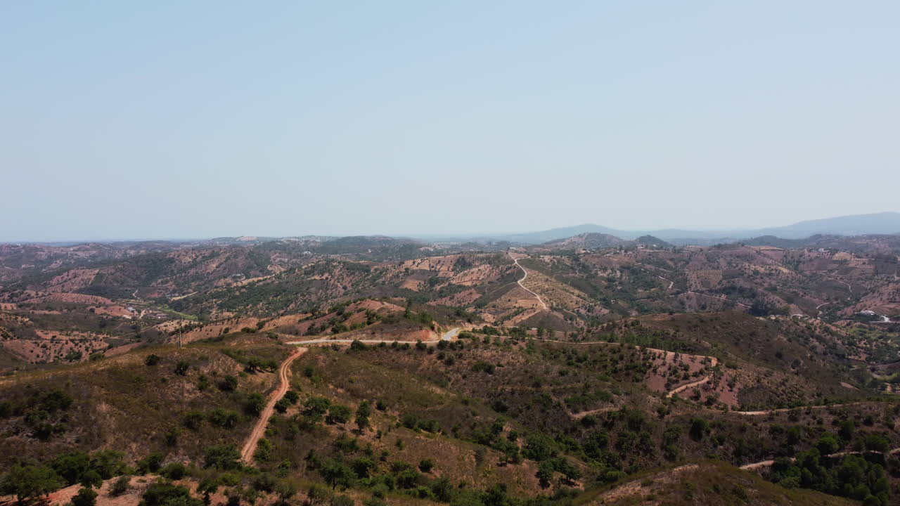vuelo aéreo sobre el gigantesco paisaje montañoso durante el día soleado en portugal, algarve