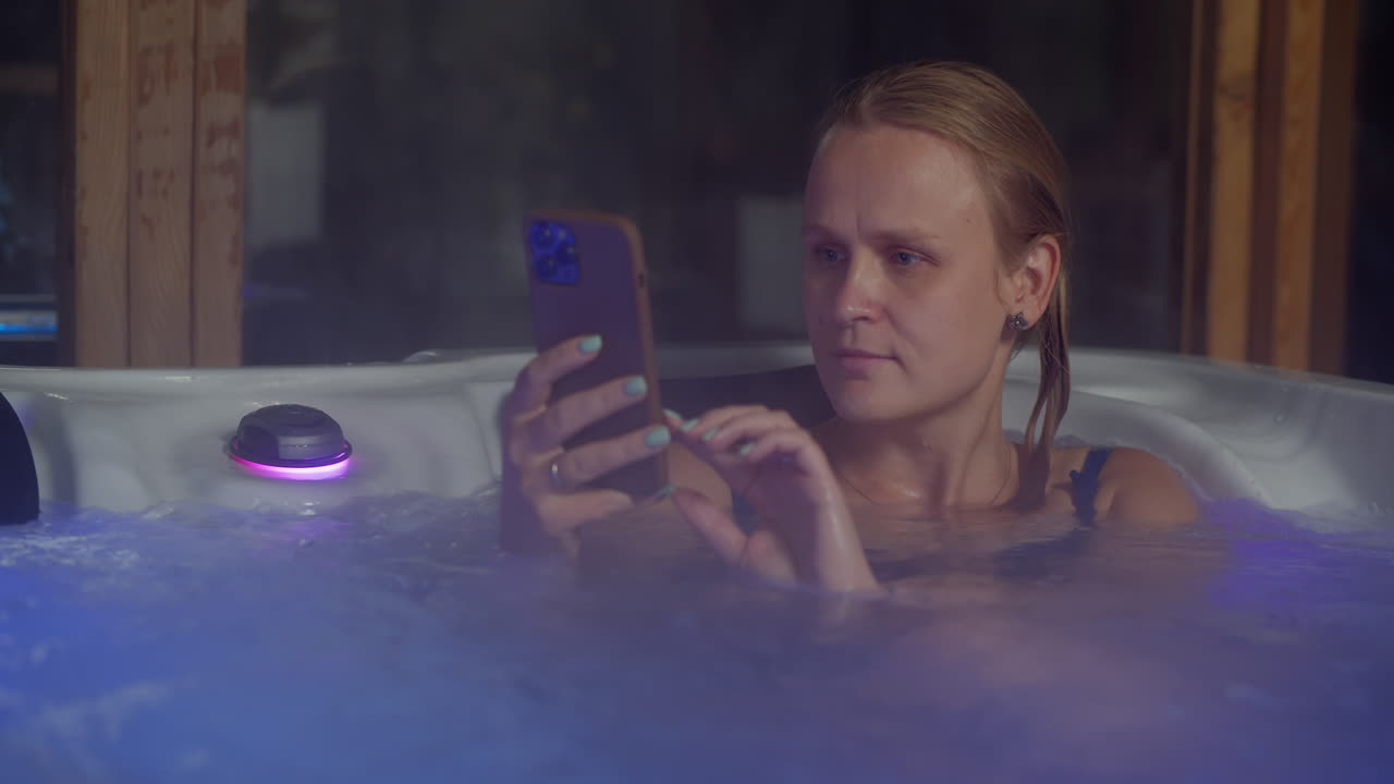 야외 화장실 에서 전화 를 가진 젊은 여자