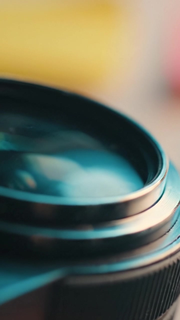 Närbild av en kameralins som detaljerar elementen och texturerna, fångar skönheten i fotoutrustning med mjukt fokus.