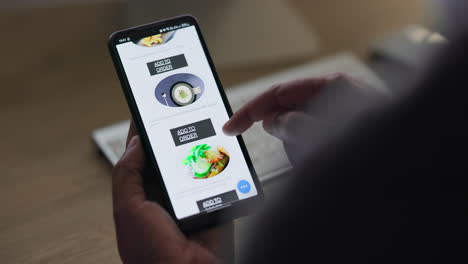 pantalla del teléfono, manos desplazamiento menú del restaurante