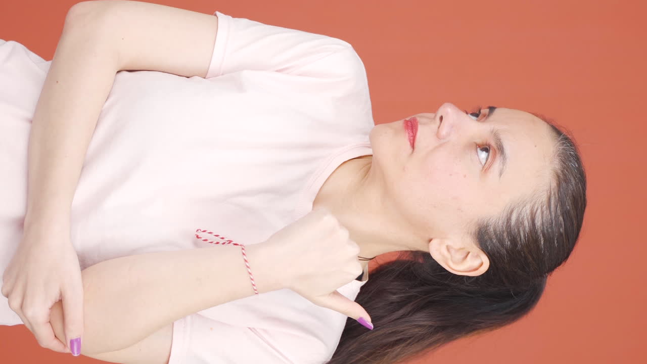 망설이는 여자의 수직 비디오.