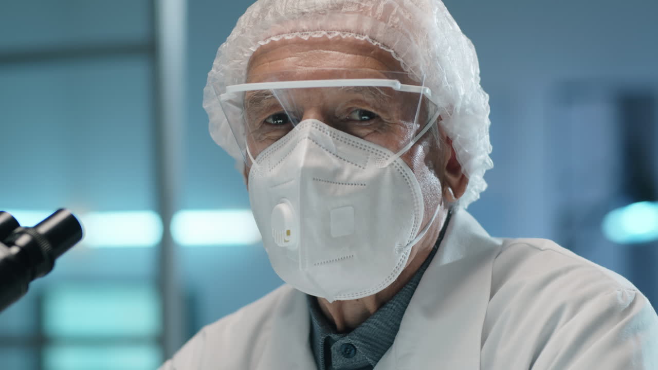 retrato del científico de laboratorio sénior en uniforme de protección