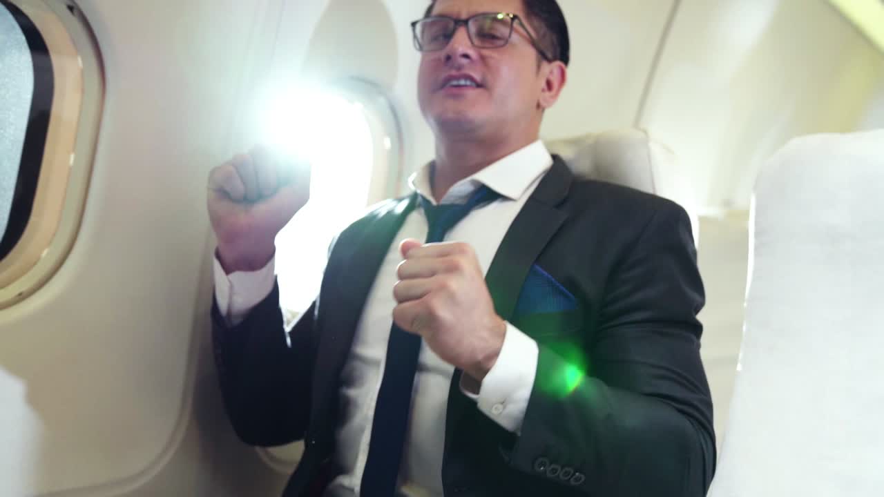 사업가 는 비행기 에서 항공 승무원 이 제공 하는 오렌지 주스 를 가지고 있다