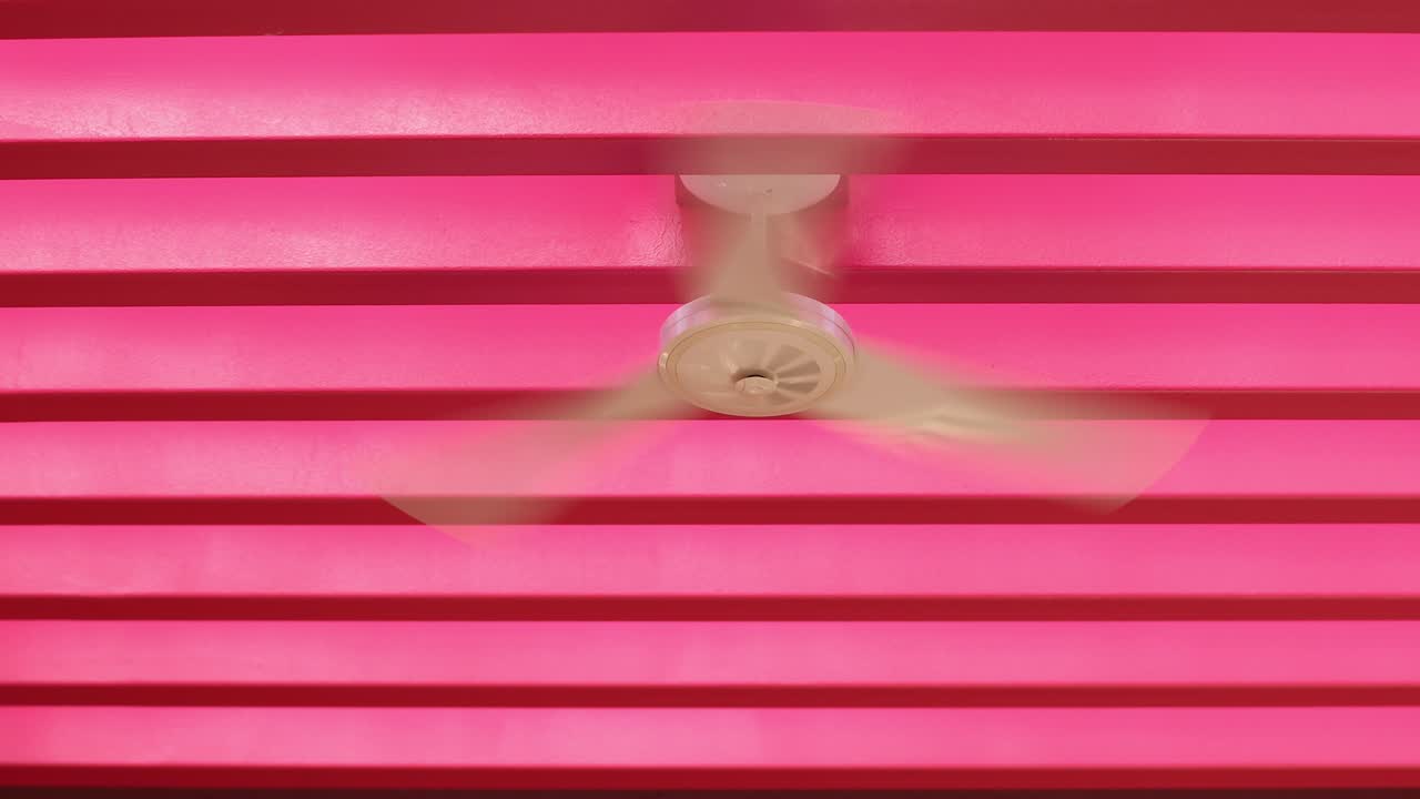 ventilador de ventilador en el techo en colores rosados patrones de arquitectura de fondo