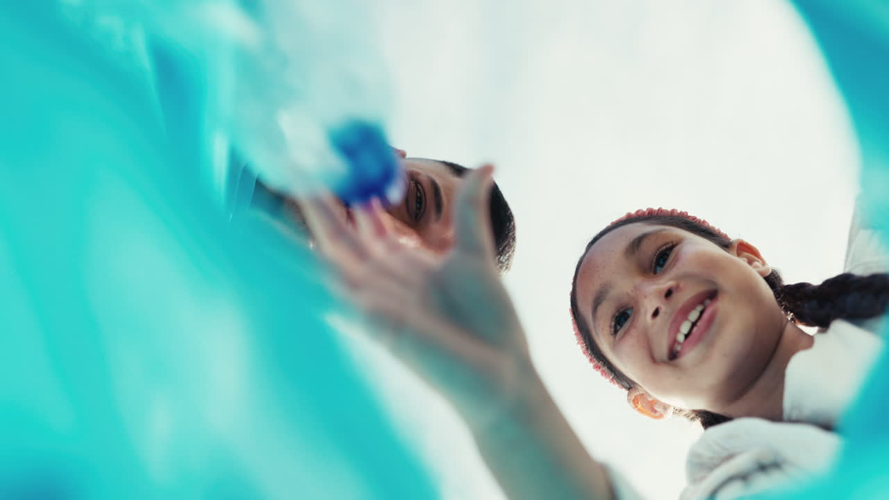 재활용, 플라스틱과 딸과 아버지의 얼굴