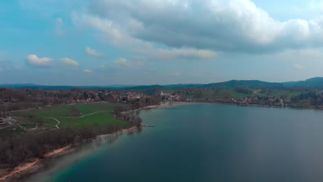 Vista-Aérea-De-Gmund-Junto-Al-Tegernsee-En-Un-Hermoso-Día-De-Primavera