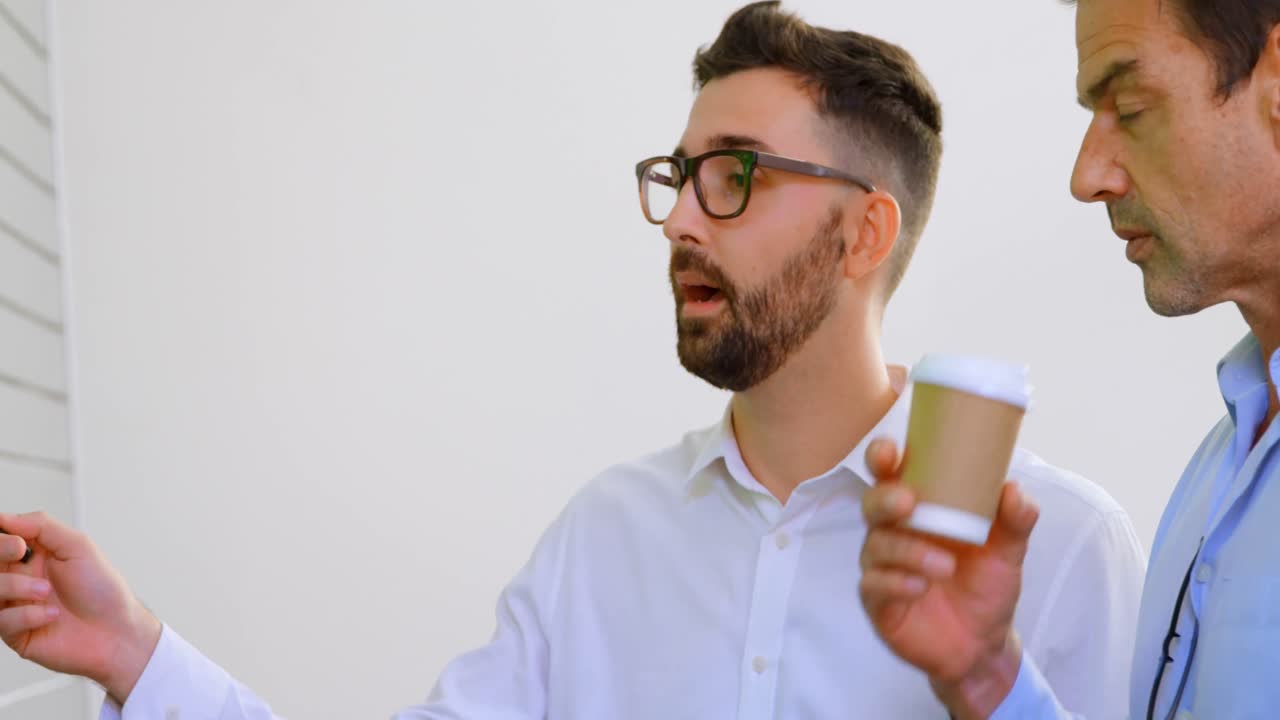 ejecutivos discutiendo en la oficina 4k