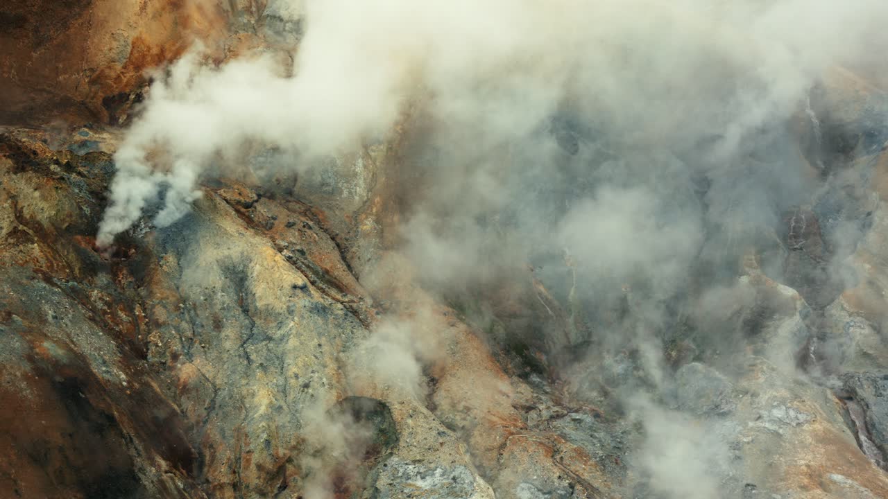 un paseo geotérmico emite varias columnas de vapor