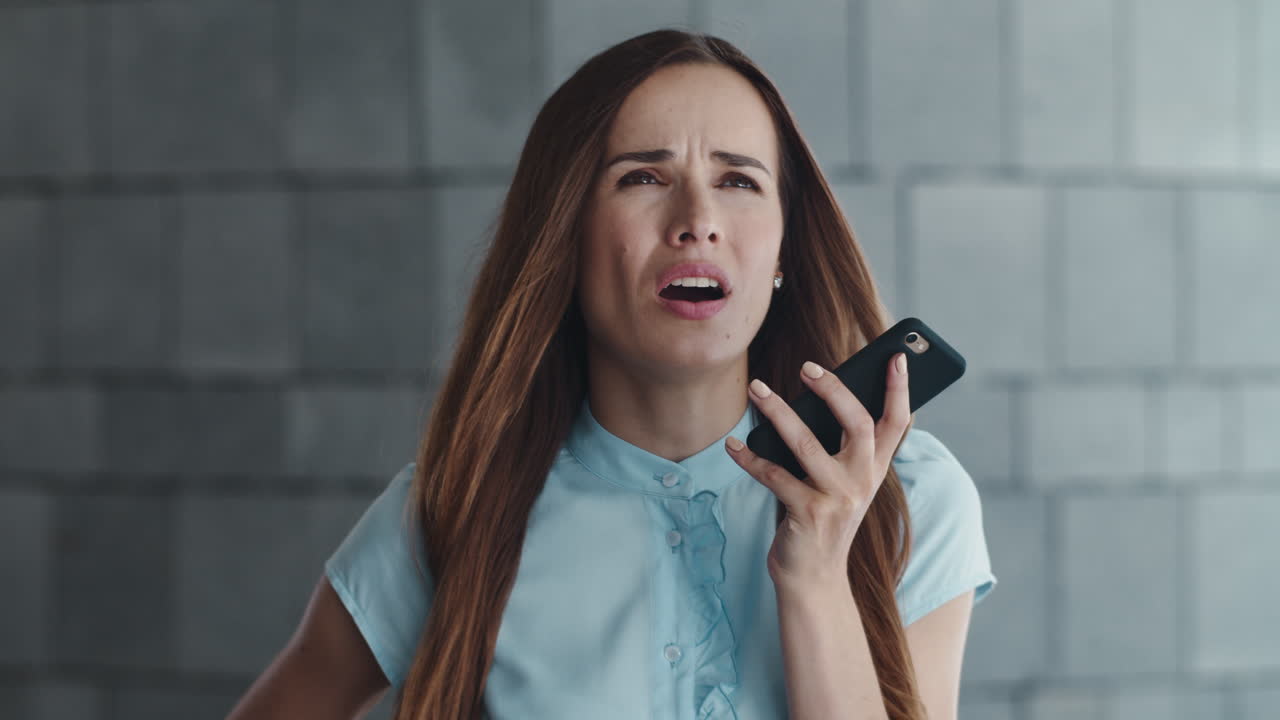 Imprenditrice scontenta che registra un messaggio vocale sul cellulare in città