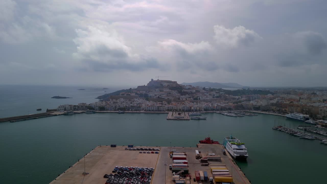 cielo nublado sobre la ciudad histórica de la edad media junto al mar