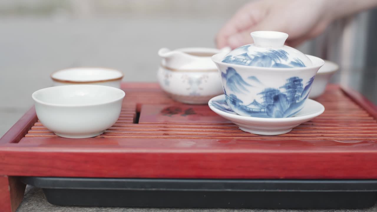 전통적인 중국 차 의식 에서 차 를 부는 것