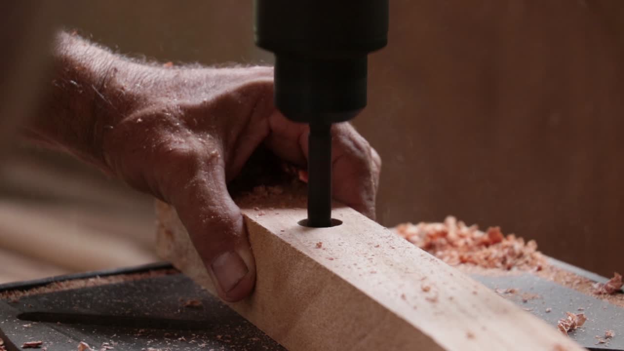 hombre haciendo una silla de madera