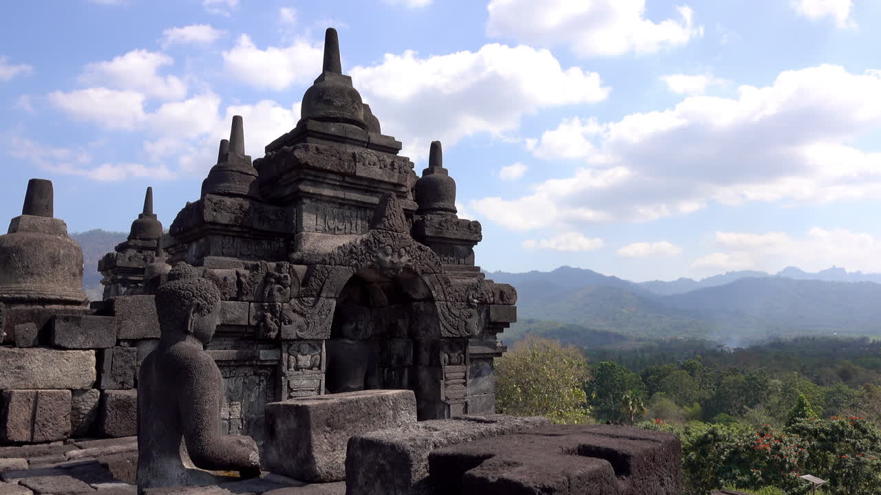Statua di Buddha in cima al Tempio di Borobudur in Indonesia.