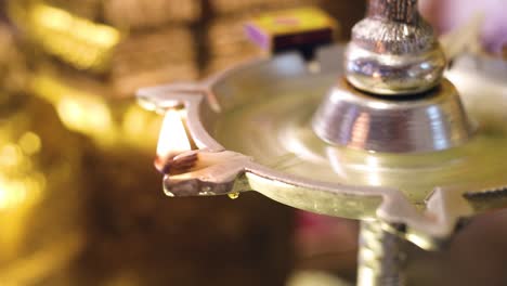lámpara de aceite en el templo, sur de la india, cámara lenta de primer plano